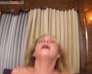 Hij neukt haar mond en anus in verschillende standjes