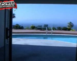 De bisex sletten vechten om zijn sperma