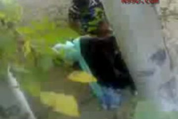 Gluurder filmt tieners die sexen in een steegje