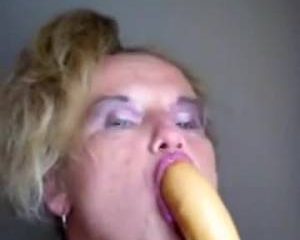 Kijk hoe de oude teef de grote dildo haar keel laat neuken