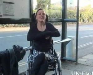 Meisje in rolstoel laat in het openbaar haar kut en tieten zien