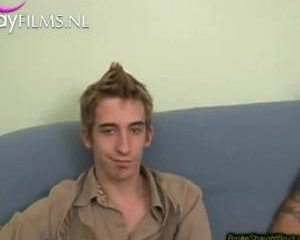 Jonge hetero knul regelt een hetero vriend voor gay video