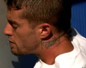 Een lekkere gespierde kerel aan de andere kant van gloryhole