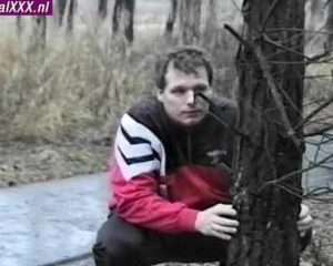 Twee lesbische ebony sletten betrapt in het bos