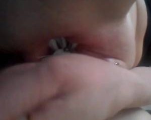 Vieze slet borstelt haar geile kut schoon