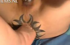 Voetje neuken in de tattoo anus
