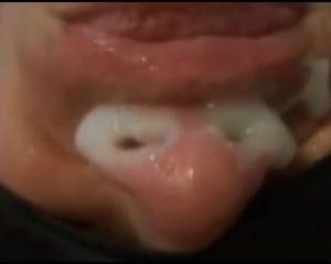 Trekkend aan zijn stijve lul komt hij op haar neus klaar