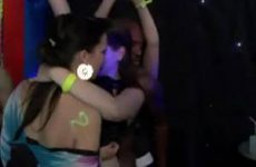 Geile meisjes die op deze sex party stijve lullen pijpen