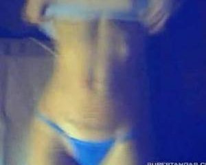 Keyra Agustina trekt haar kleren voor jou uit