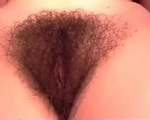 Een mooie volle bos schaamhaar op haar venusheuvel.