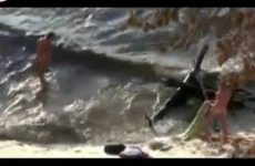 Dronken stel gefilmd tijdens het neuken op het strand