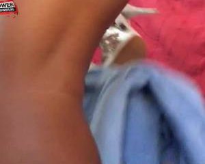 Tijdens het neuken staat het schuim op zijn neger lul en haar neger kut