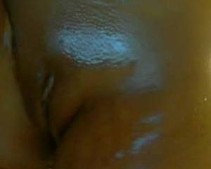 Voor de webcam showt ze haar naakte ingesmeerde lichaam