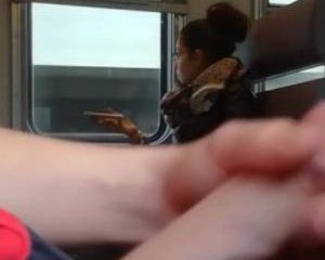 Hij filmt hoe hij zich aftrekt in de trein