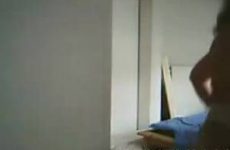 Huisvrouwtje heeft voor het eerst webcam sex